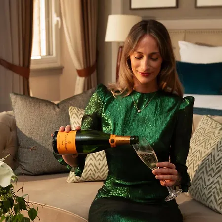 Intercontinental Edinburgh The George By Ihg Hotel Exterior photo A woman pouring a glass of champagne